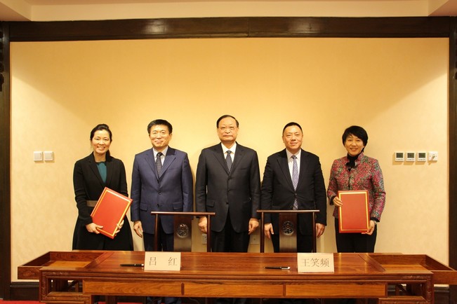 国家中医药管理局与粤澳合作中医药科技产业园签署合作备忘录