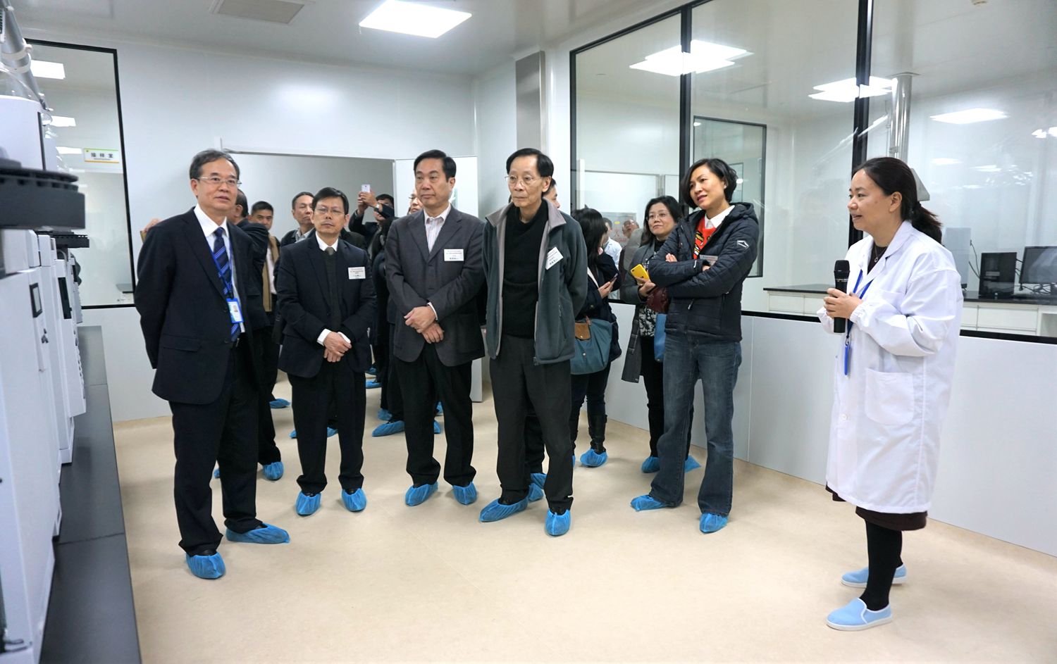 2017年12月21日，香港中药业协会理事长、考察团团长邓梅芬，首席会长李应生，执行会长黄光辉等一行逾30人赴产业园实地考察。
