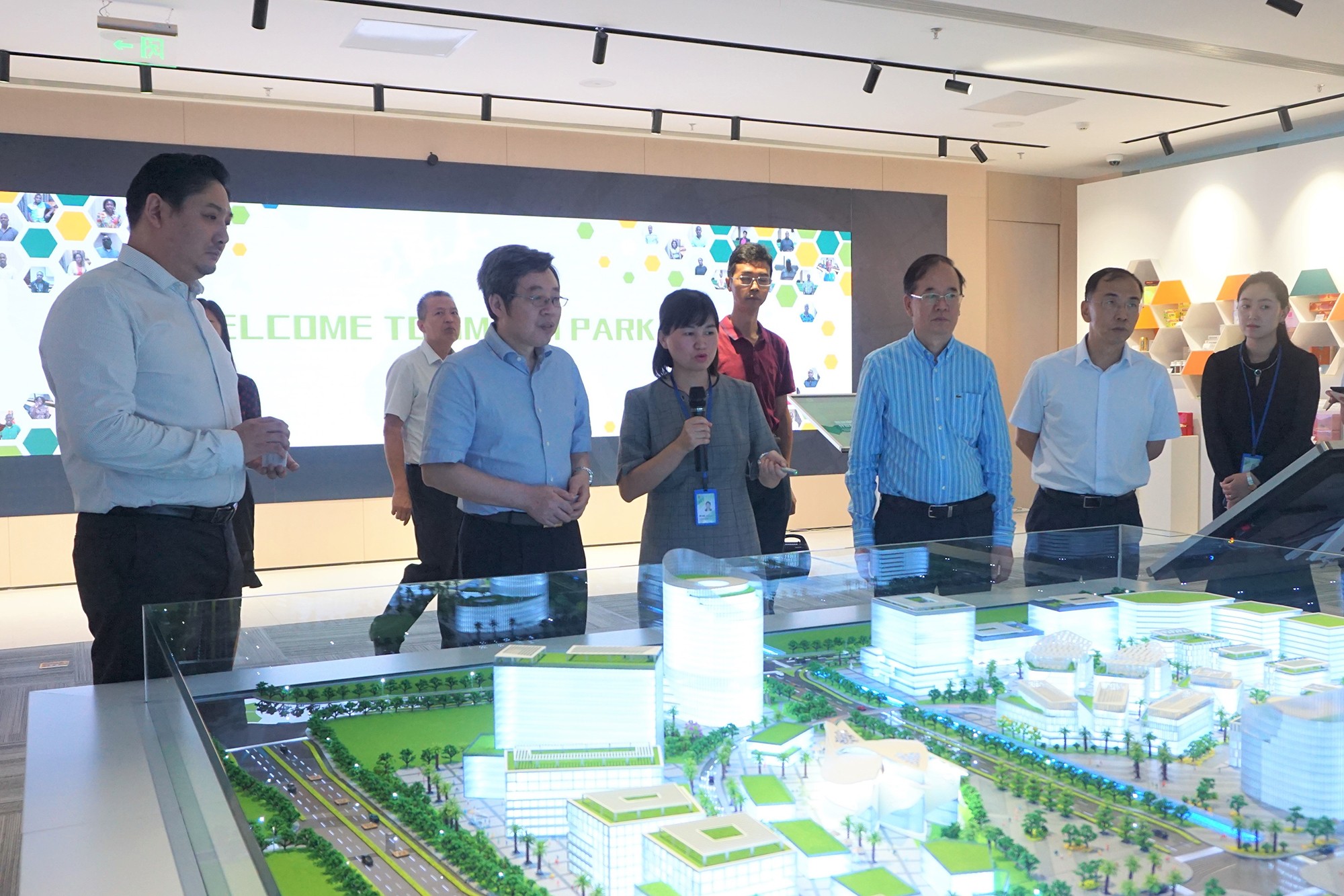2018年9月4日，国家发展改革委规划司司长陈亚军在珠海市发展和改革局局长于思浩、横琴新区管委会主任杨川等领导陪同下，赴产业园考察调研，了解产业园发展的最新情况。