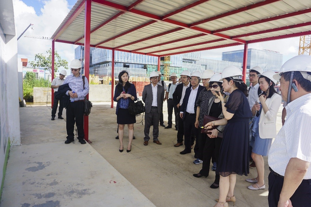 On 24 July 2017, the President of Hong Kong Science and Technology Parks, Fanny Law, and experts of Traditional Chinese Medicine from Hong Kong Science and Technology Park and renowned Universities of Hong Kong and Macao, paid an exchange visit to the GMTCM Park.