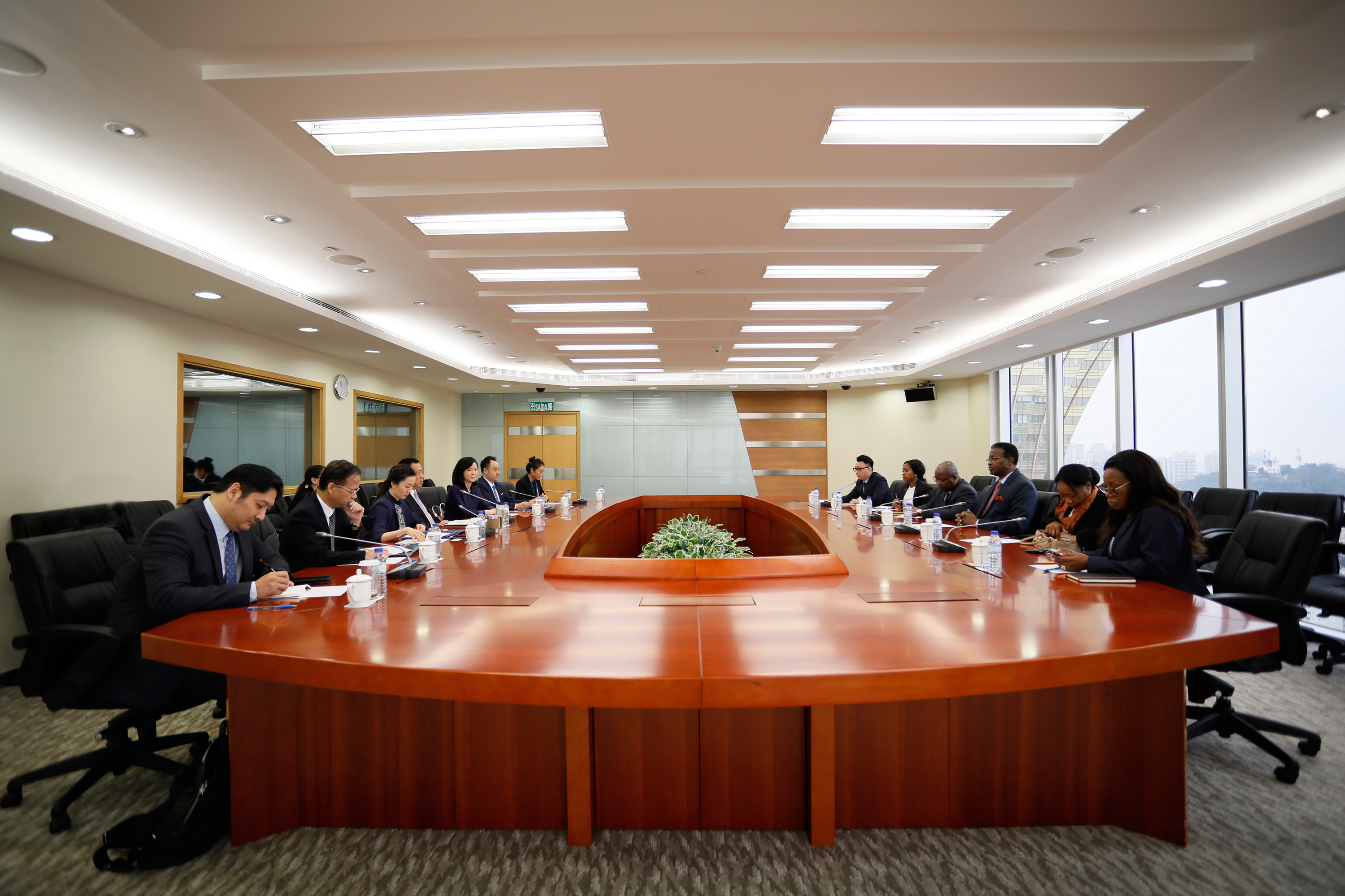 Secretary for Economy and Finance Leong Vai Tac Meets with Vice Minister for Health of Mozambique João Leopoldo da Costa