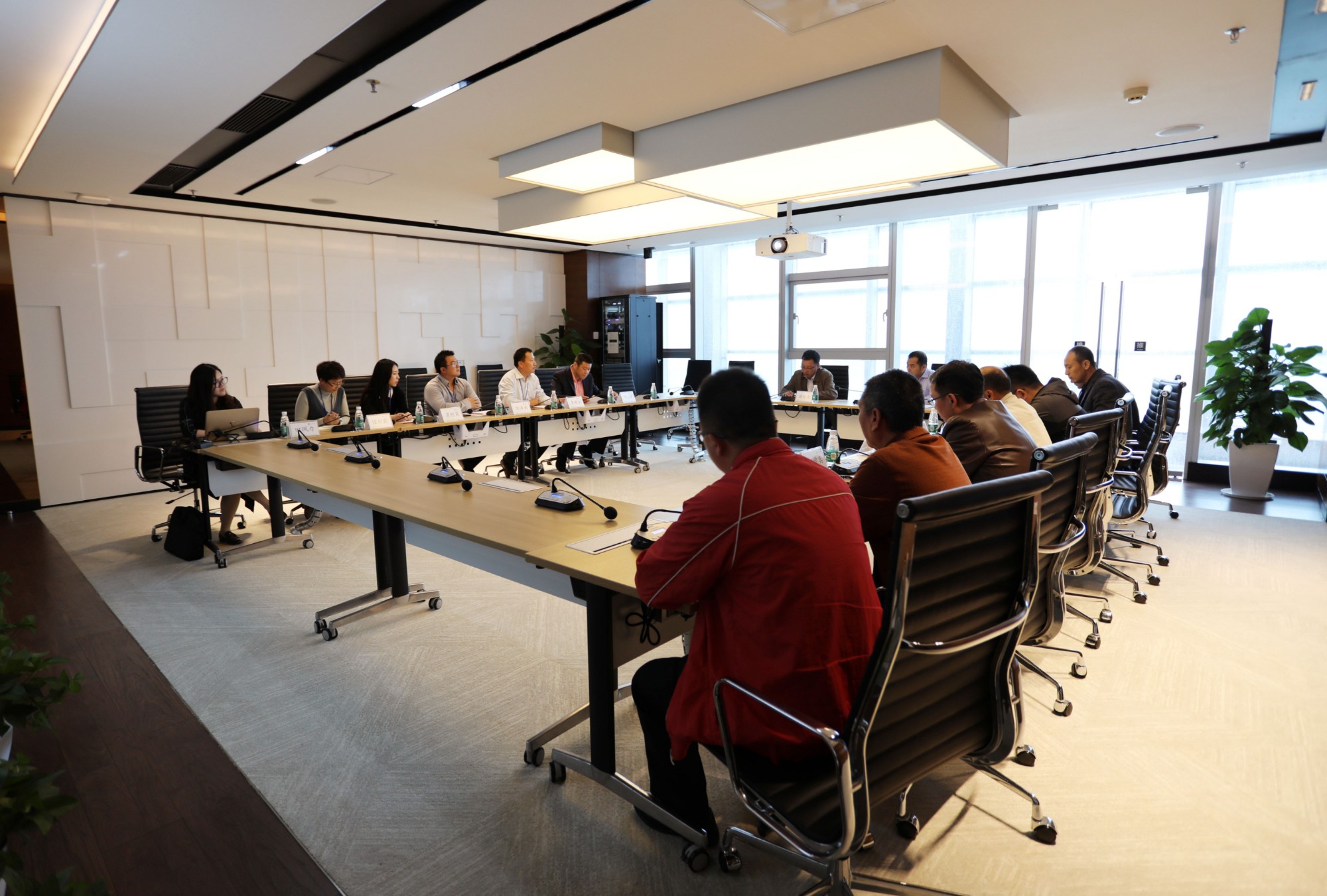 2019年2月18日，珠海市横琴新区建设环保局局长周咏文一行到产业园参观，并与产业园副行政总裁李泳军等领导就园区建设相关问题进行交流。