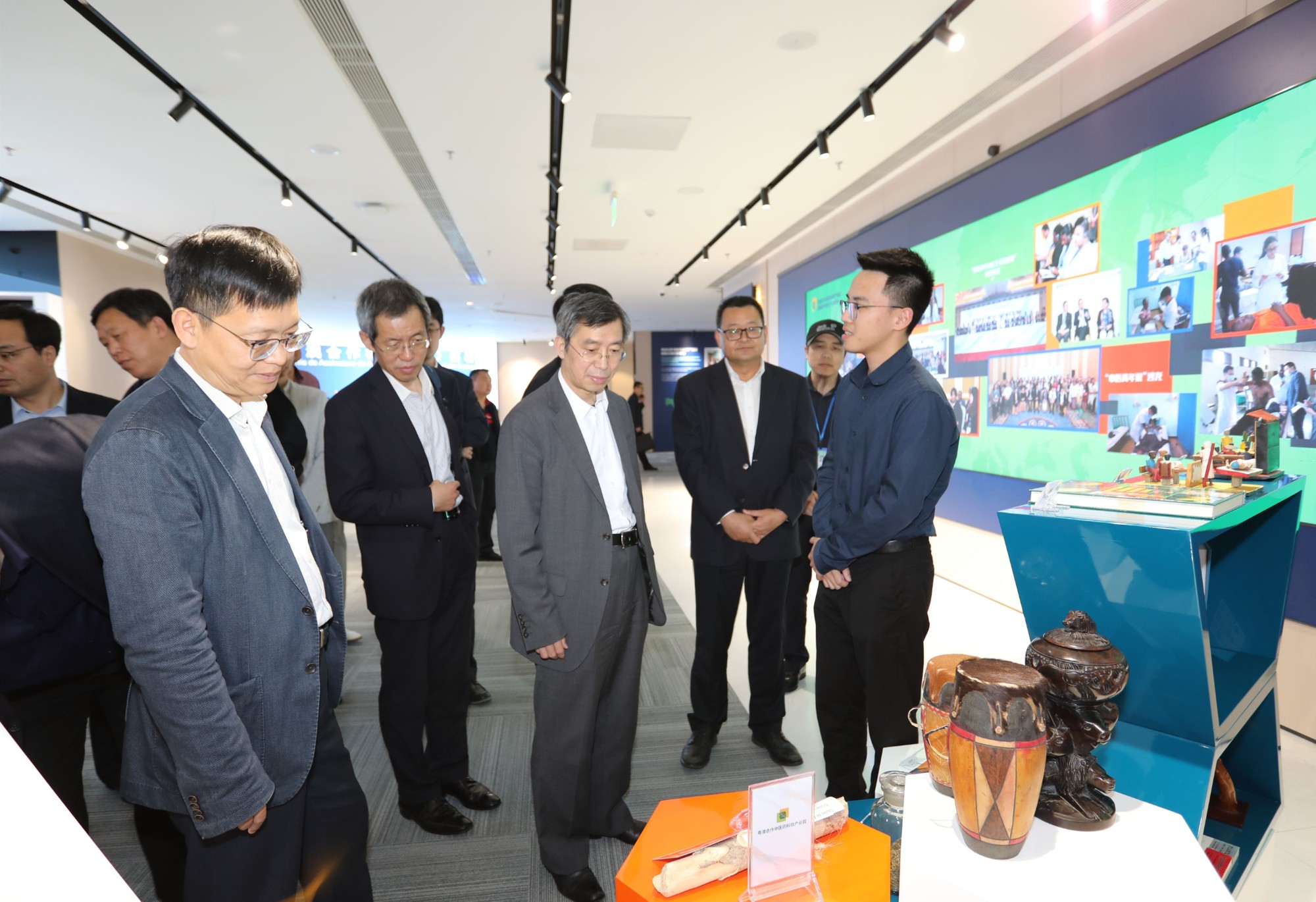 2019年3月15日，河北省政府副秘书长郝杰成一行15人，在横琴新区党委副书记李伟辉陪同下，到产业园参观。