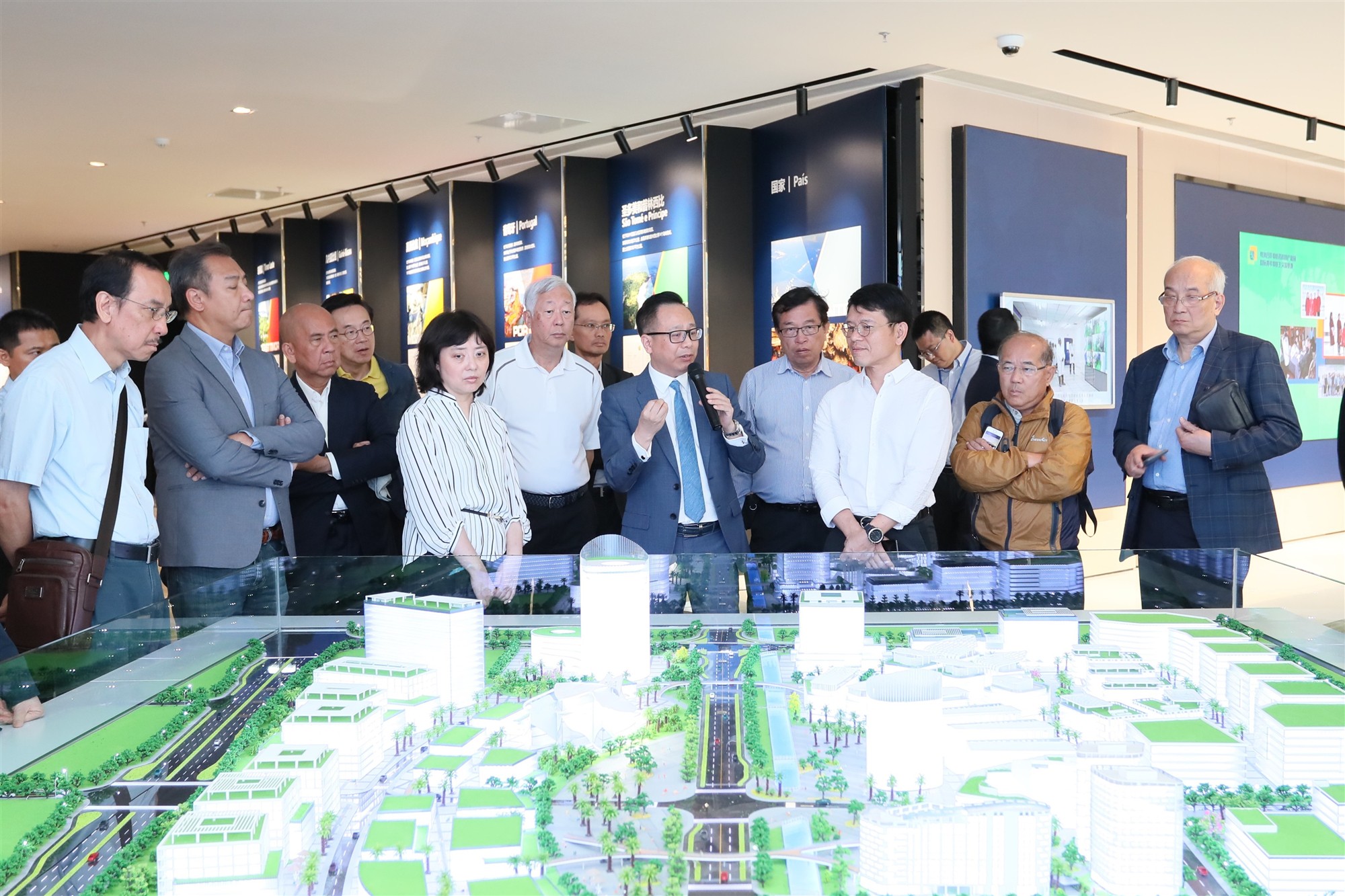 2019年5月21日，香港特区政府发展局常任秘书长宁汉豪一行到产业园考察调研。