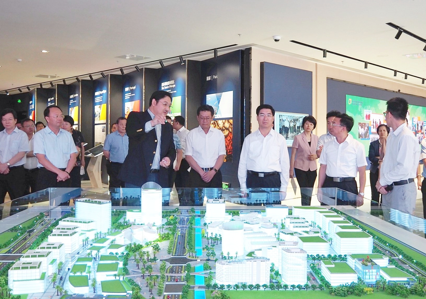 肇庆市委书记、市人大常委会主任赖泽华到产业园考察