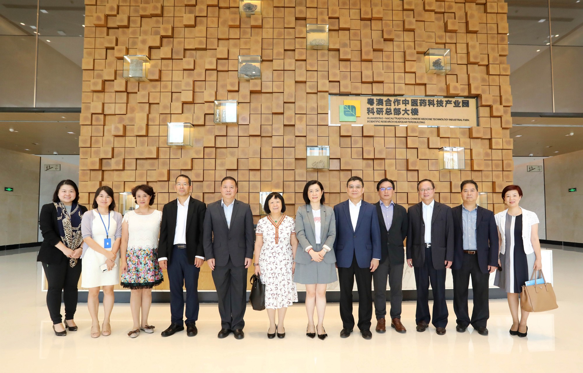 澳门镜湖医院行政院长吴培娟一行到产业园参观考察