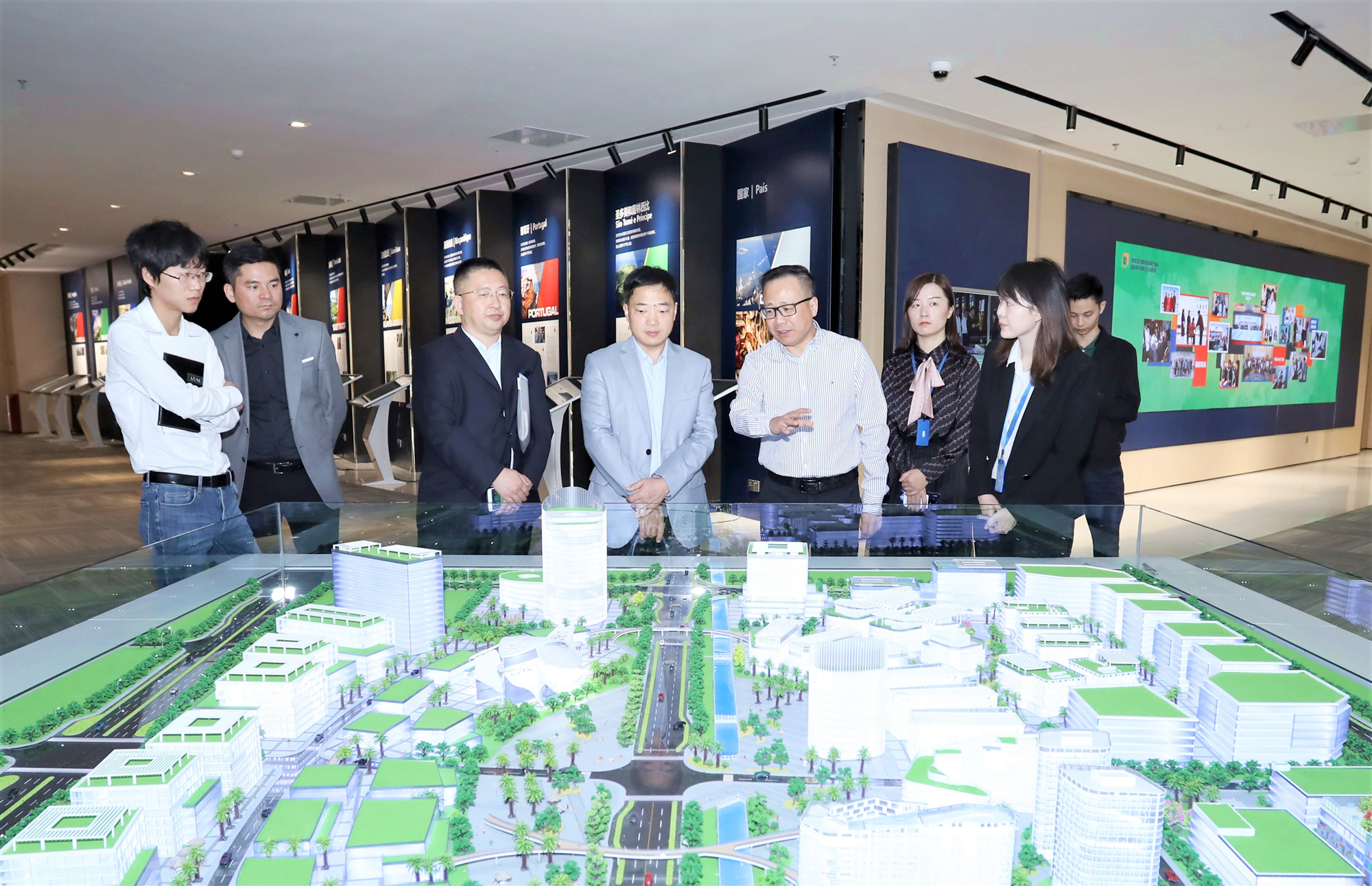 横琴新区澳门事务局局长黄宇杰到产业园参观考察