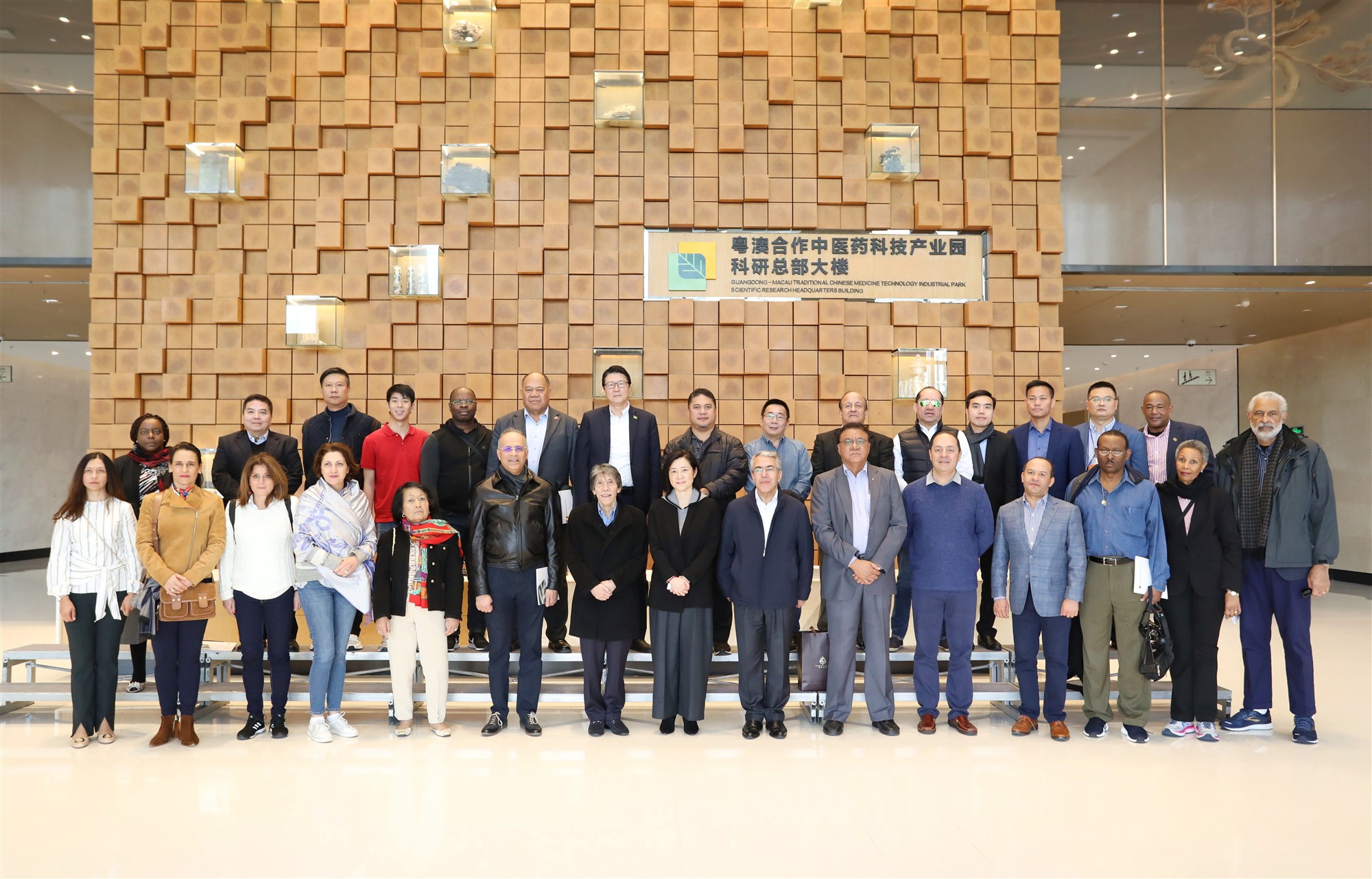 佛得角驻澳名誉领事及多国驻华使节一行到产业园参观访问
