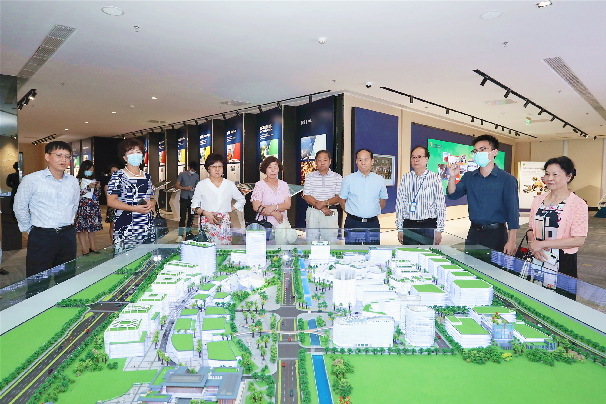 广东省政府参事调研组一行到产业园调研考察